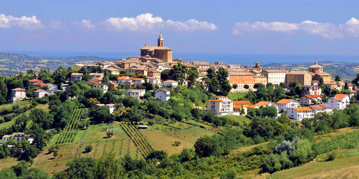 Panoramablick auf Montecarotto vom Hügel Poggio San Marcello - Autor: Elio Sebastianelli (bearbeitet)