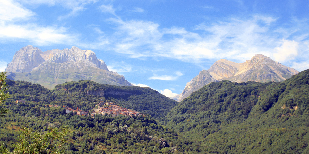 Spitze Corno grande (rechts), das Bergdorf Pietracamela und der Pizzo d’Intermesoli Bergs (links) - auch Monte Grillo genannt. Autor: corinasdavide (bearbeitet)